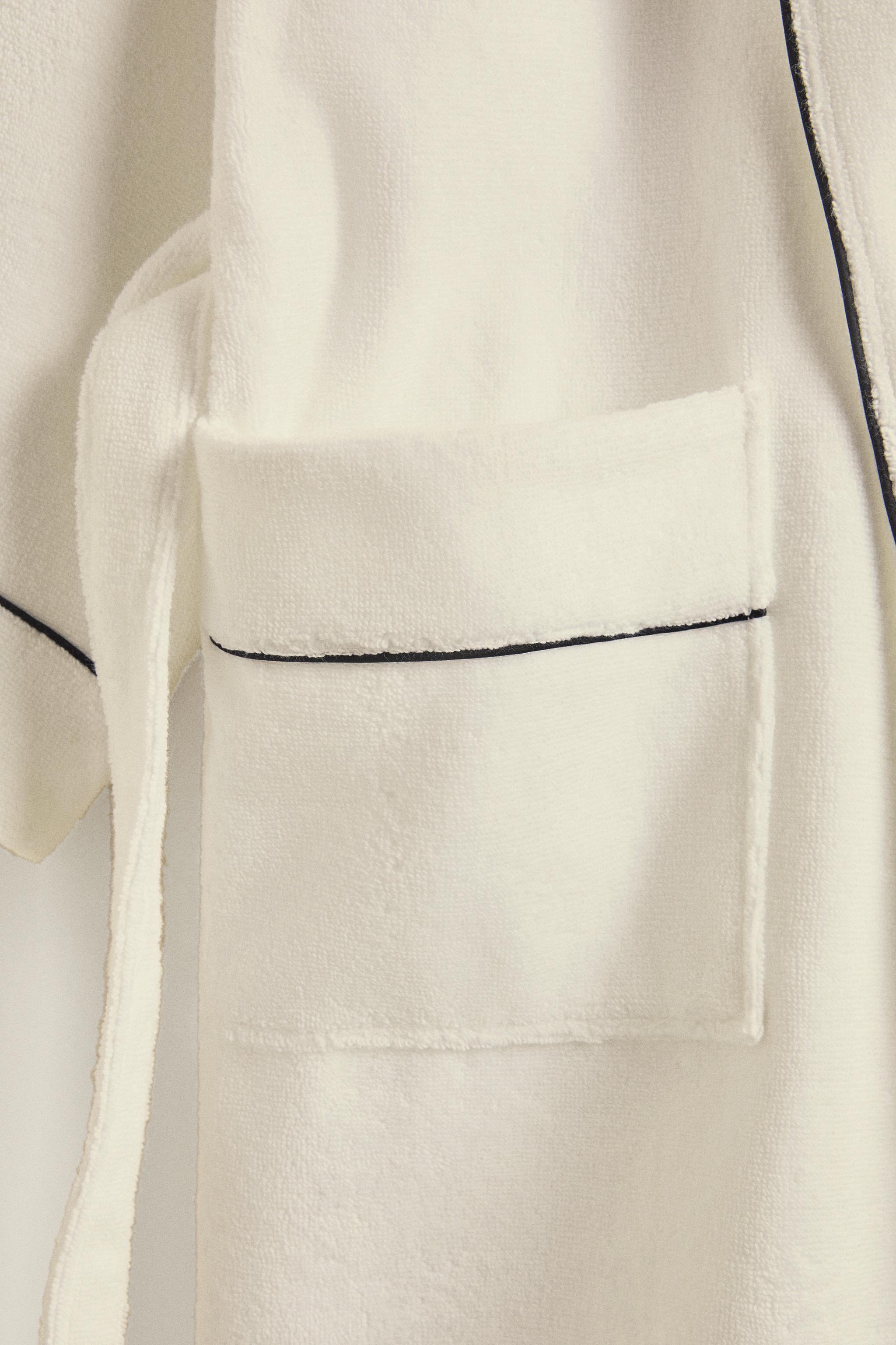 BATHROBE WITH PIPING (400 GXM²)